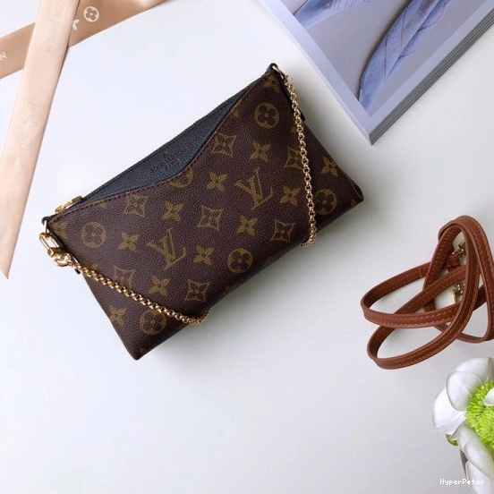 CHANELUTCH PALLAS Louis Vuitton 0802